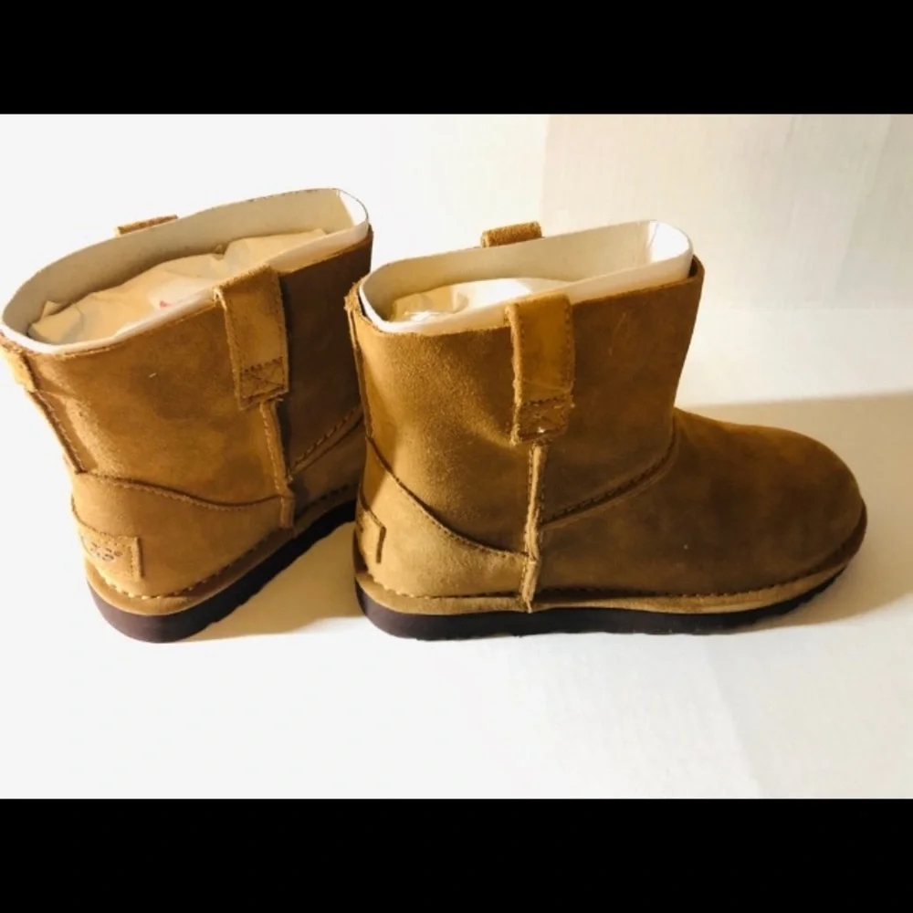 NWT UGG CLASSIC UNLINED SEUDE BOOTS SIZE 5
